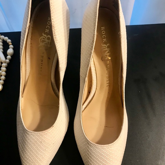 ✨EUC Rock & Republic White snakeskin like  Heels - Picture 2 of 6